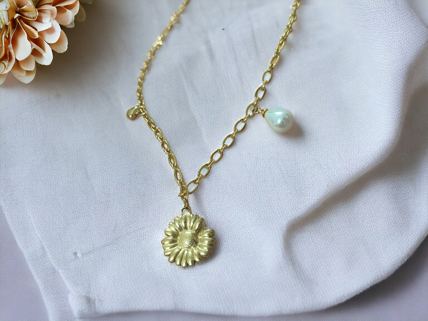 Daisy Pearl Necklace