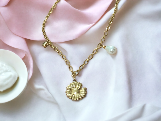 Daisy Pearl Necklace